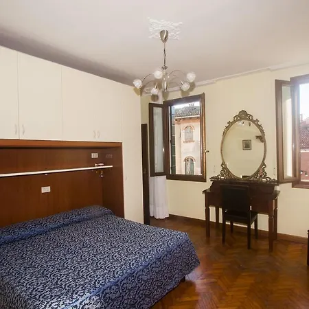 מלון Dalla Mora *