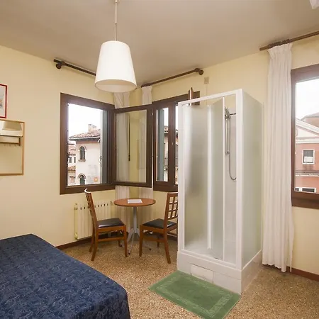 מלון Dalla Mora *